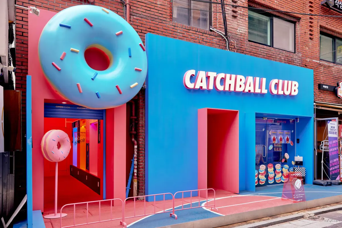 도넛 조형물이 시선 사로잡는 팝아트 카페 외관